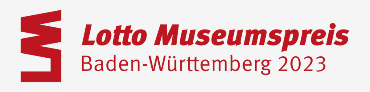 Logo Lotto-Museumspreis Baden-Württemberg 2023 in roter Schrift auf grauem Hintergrund 