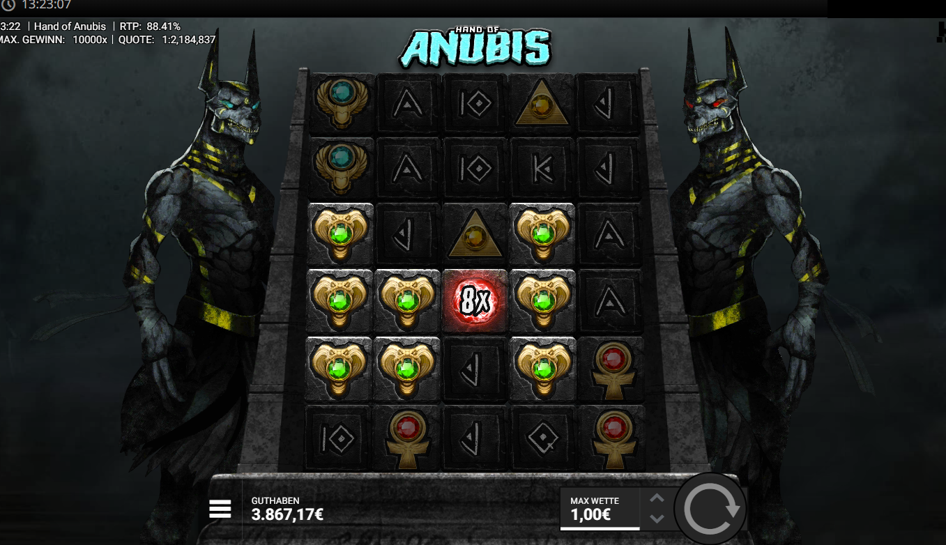 Hand-of-Anubis-Slot mit Symbolen und zwei Anubis-Statuen, 8x-Multiplikator in der Mitte.