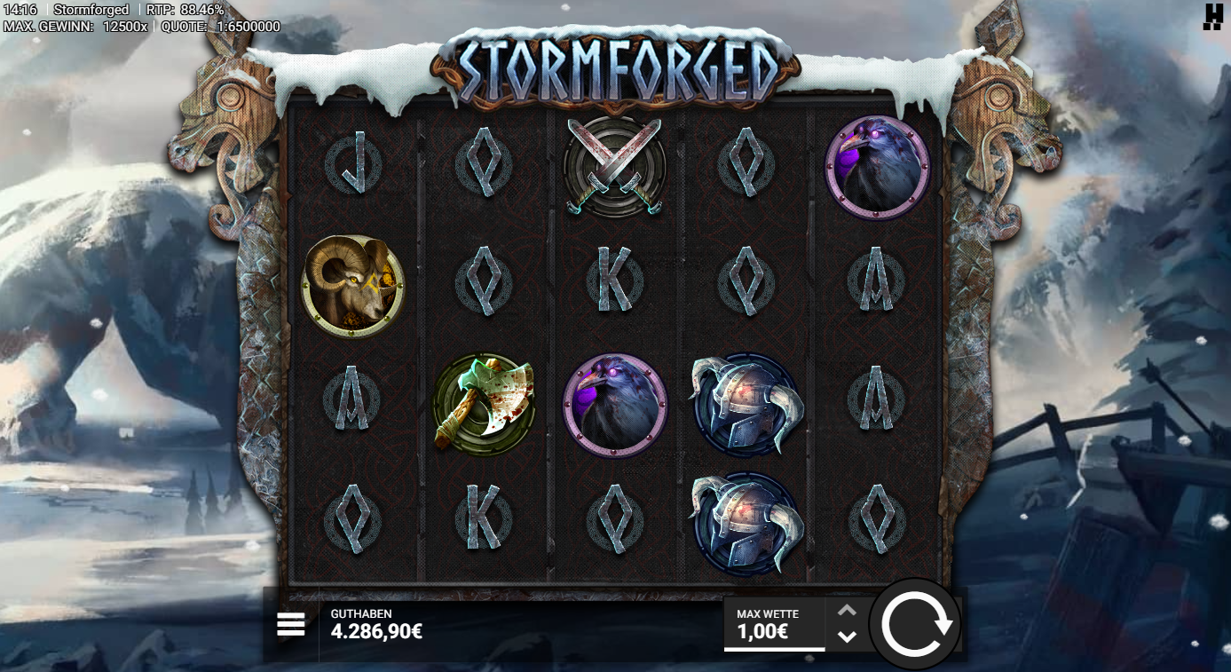 Stormforged-Slot mit Rabe, Widder, Helm, &Auml;xten, Schwertern und Runen.