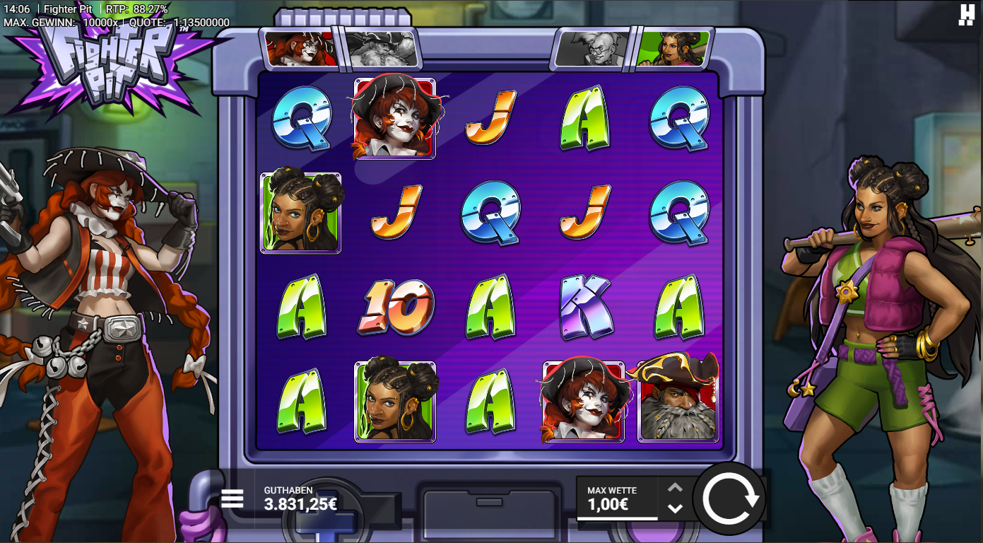 Fighter-Pit-Slot mit K&auml;mpfer‑Portr&auml;ts, Buchstaben A‑K‑Q‑J‑10 und Arena‑Design.