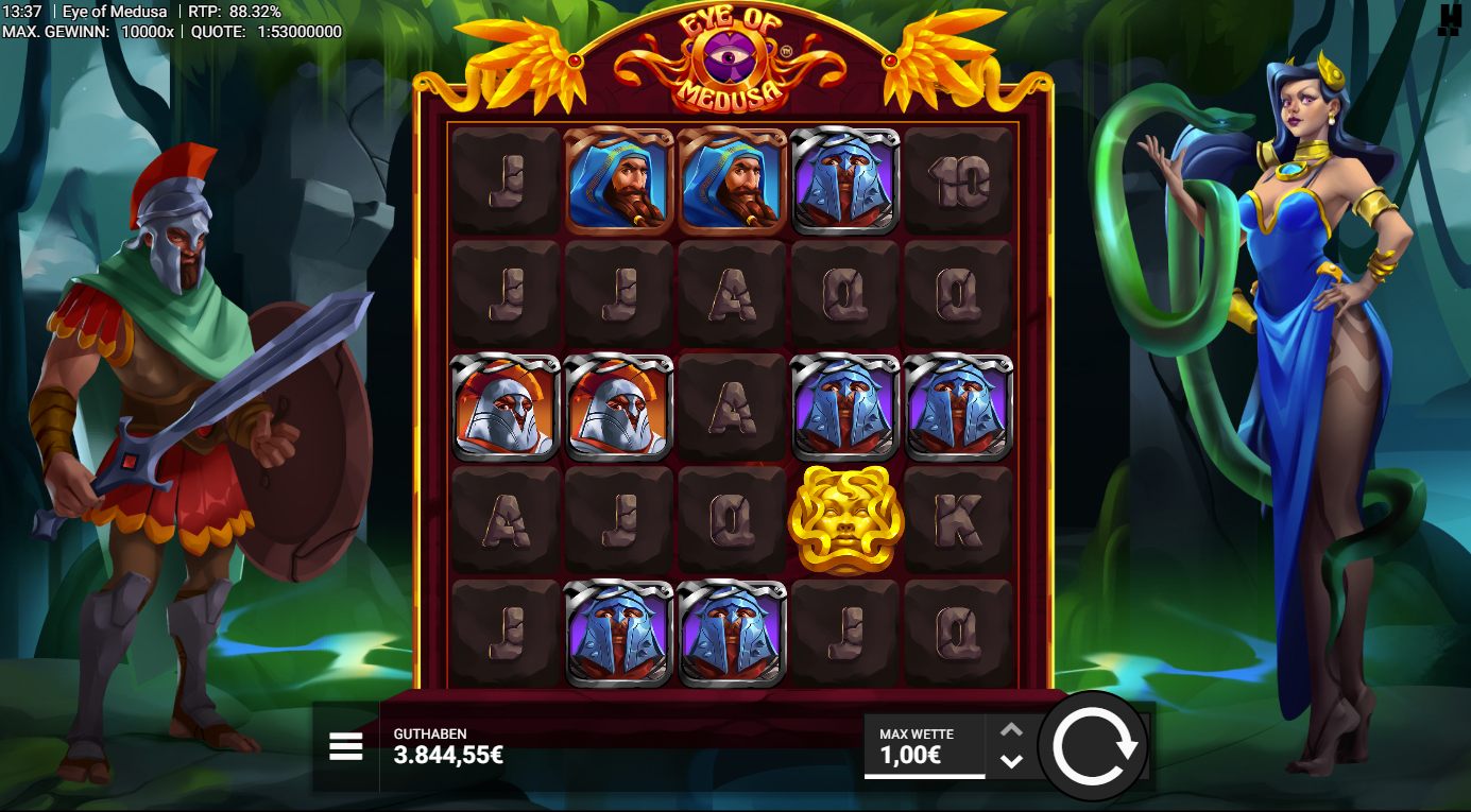 Eye-of-Medusa-Slot mit goldener Medusenmaske, Kriegerhelmen und A‑K‑Q‑J‑Symbolen.