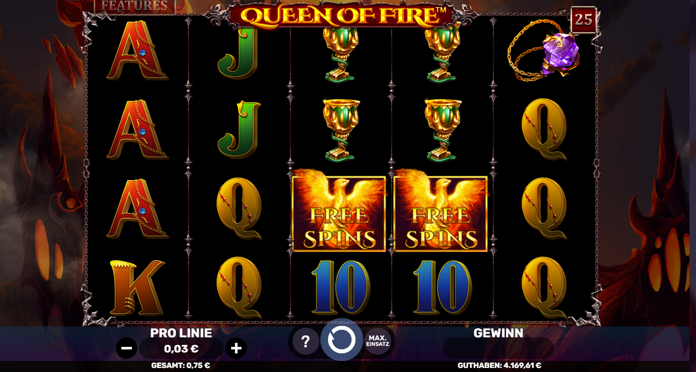 Queen-of-Fire-Slot mit Free‑Spins‑Feuerph&ouml;nix, Kelchen, Amulett und Kartenwerten.