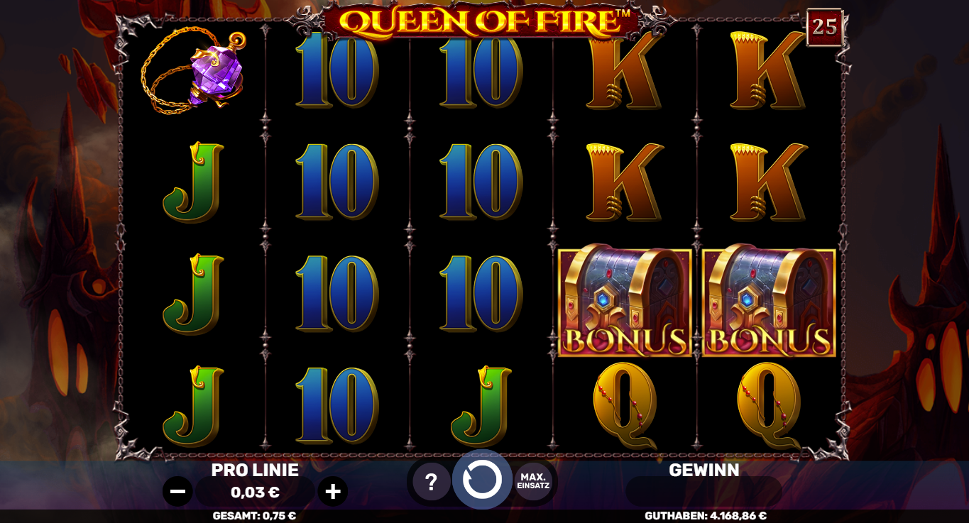 Queen-of-Fire-Slot mit Bonus‑Truhen, Kartenwerten J‑10‑K‑Q und Amulett‑Symbol.