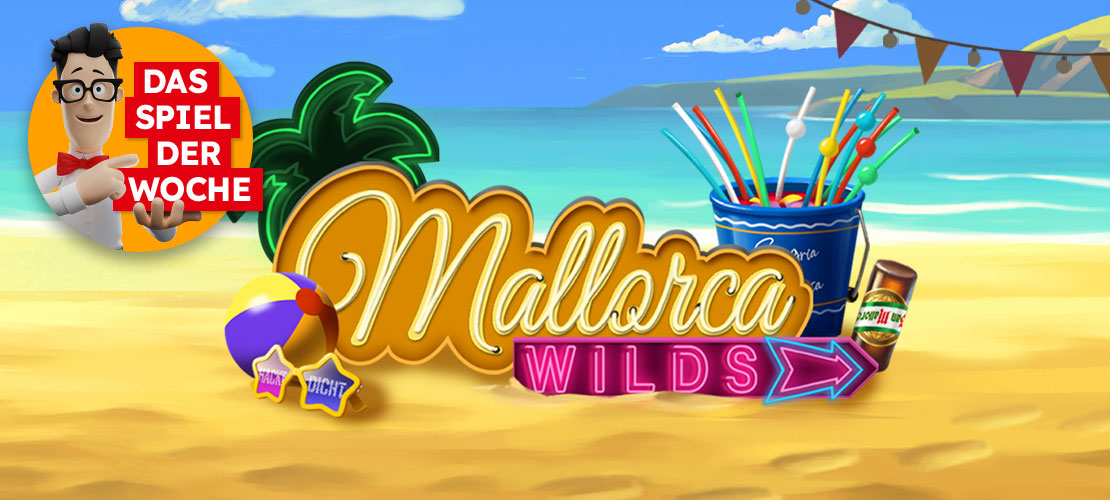 Bunter Strand mit Schriftzug &bdquo;Mallorca Wilds&ldquo; im Vordergrund, ein Eimer mit Trinkhalmen, eine Palme und Stranddeko. Links oben der Comic-Charakter erwin mit einem Schild &bdquo;Das Spiel der Woche&ldquo;.