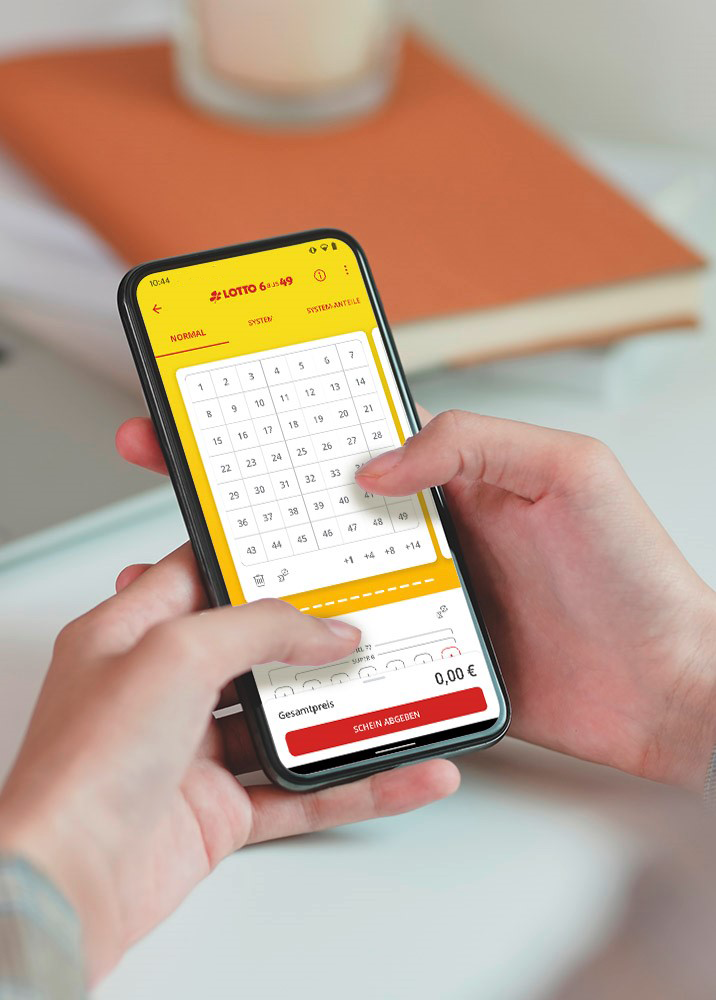 Eine Person füllt auf dem Handy in der Lotto BW-App den Spielschein LOTTO 6aus49 aus.