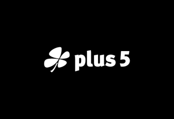 plus 5-Logo auf schwarzem Hintergrund