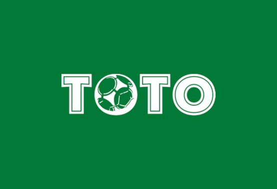 TOTO-Logo auf grünem Hintergrund