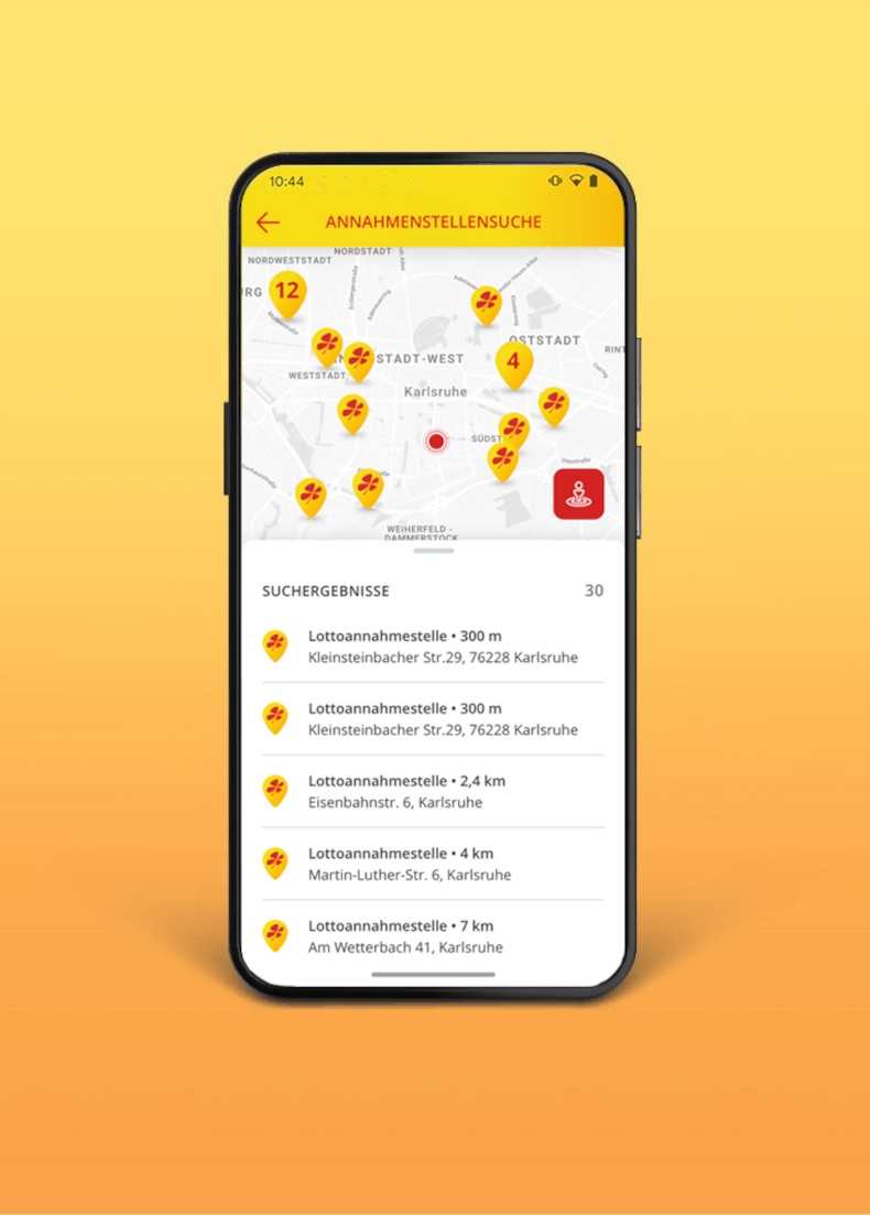 Frontalansicht eines Smartphones auf gelb-orangem Hintergrund mit Annahmestellensuche in der Lotto BW-App.