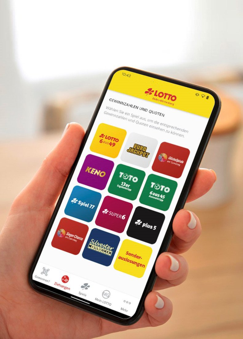 Eine Hand hält ein Smartphone in der rechten Hand. Das Smartphone zeigt die Gewinnzahlen- und Quotenübersicht in der Lotto Baden-Württemberg App.