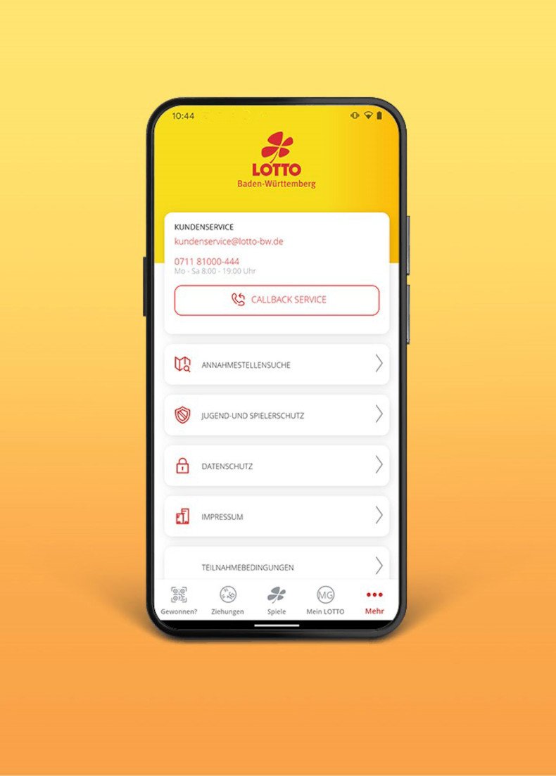 Ein Smartphone ist auf einem gelb-orangenem Hintergrund platziert. In der Lotto BW-App wird der Service-Bereich angezeigt.