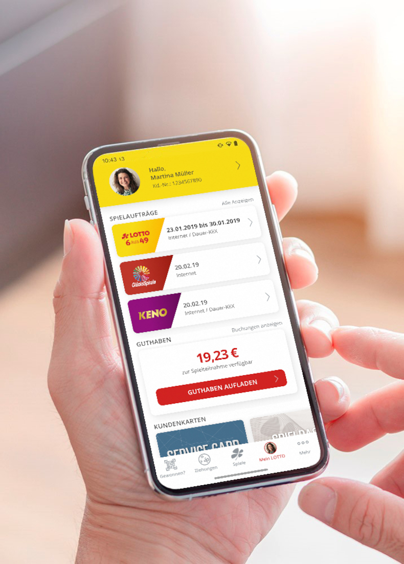 Person füllt LOTTO 6aus49 in der Lotto BW-App aus.