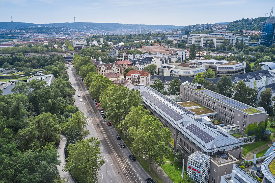 Zwei große Photovoltaik-Anlagen sind auf dem Dach der Lotto-Zentrale in Stuttgart installiert.