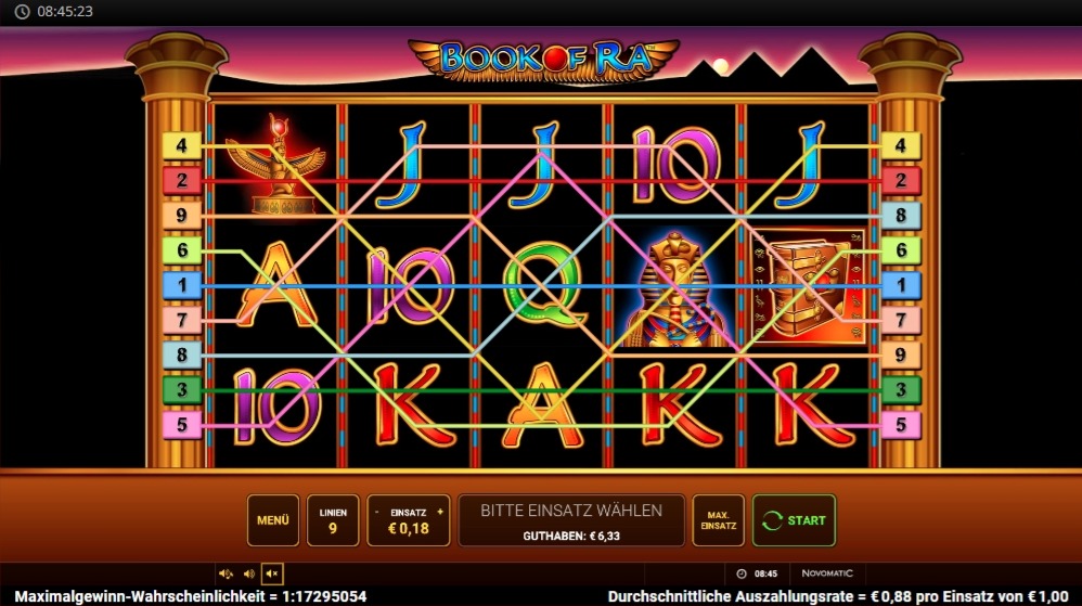 Slot Book of Ra mit Pharao- und Buch-Symbolen, Buchstaben- und Zahlensymbolen sowie markierten Gewinnlinien im Raster, stilisierte W&uuml;stenlandschaft mit Pyramiden im Hintergrund