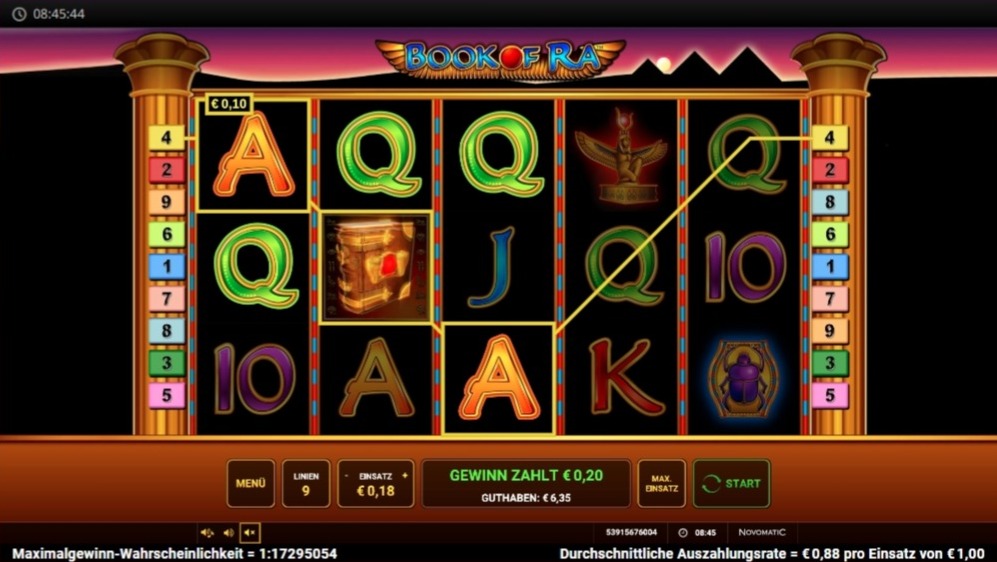 Slot Book of Ra mit hervorgehobenen A- und Q-Symbolen sowie goldenem Buch auf Gewinnlinie im Raster, stilisierte W&uuml;stenlandschaft mit Pyramiden im Hintergrund