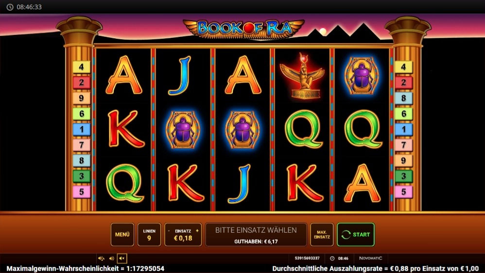 Slot Book of Ra mit Skarab&auml;en, Vogelstatue sowie Buchstaben-Symbolen im Raster, stilisierte W&uuml;stenlandschaft mit Pyramiden im Hintergrund