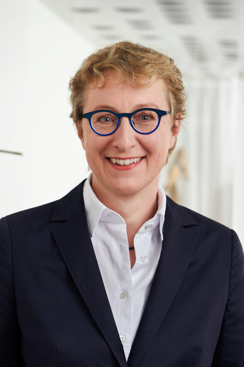 Dorothee Lang-Mandel, Leiterin Unternehmenskommunikation Lotto Baden-Württemberg lächelt in die Kamera.