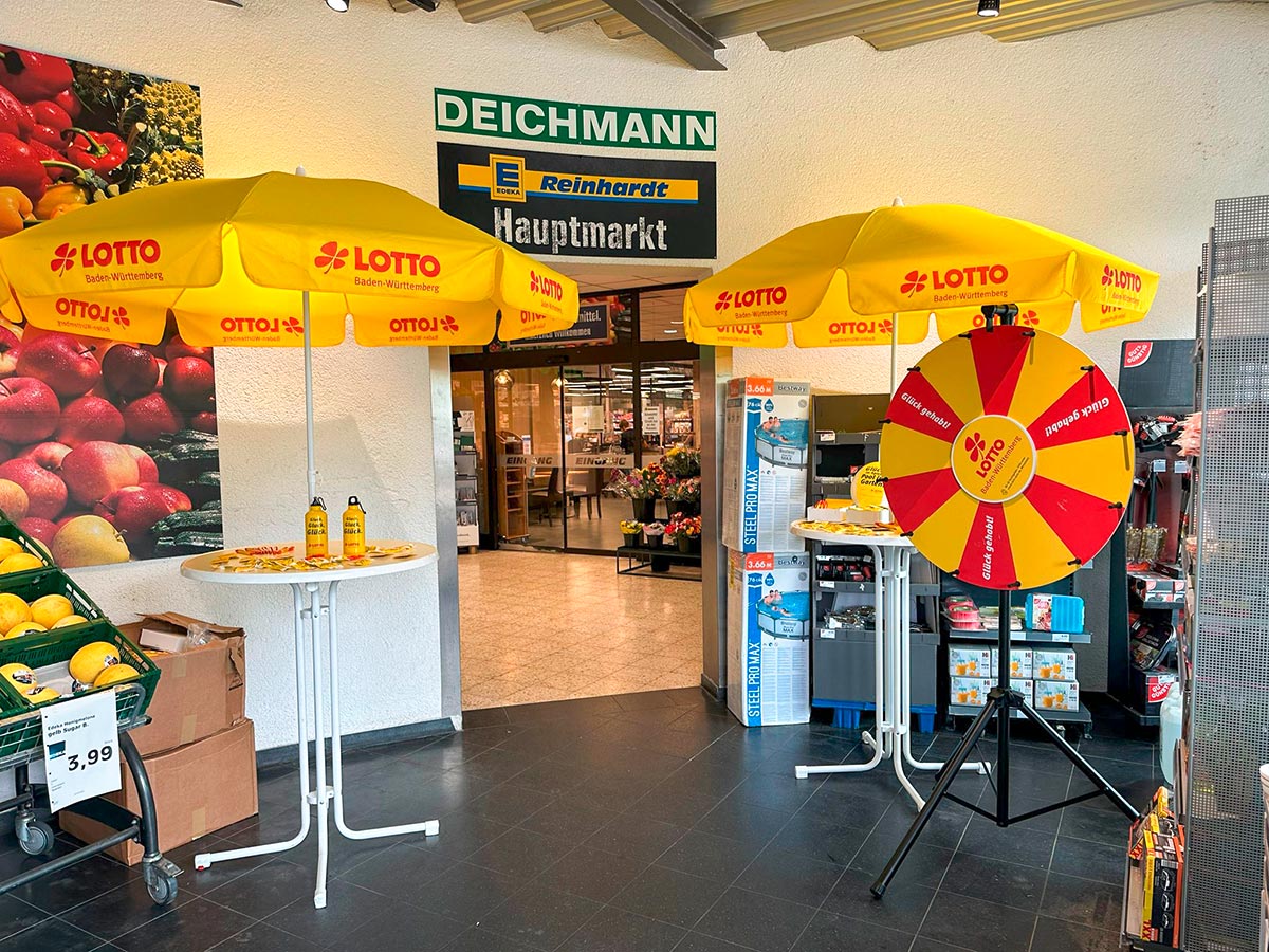 Einsatz von Lotto-Sonnenschirmen, Lotto BW-Glücksrad und Stehtischen im Innenbereich