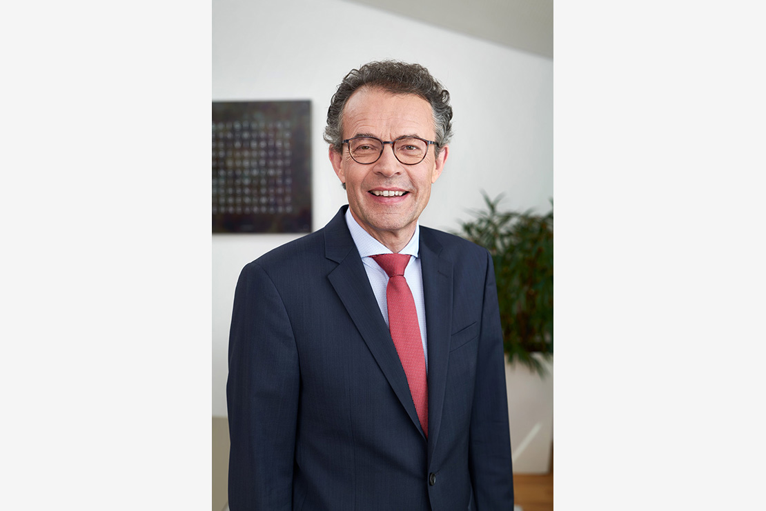 Georg Wacker, Geschäftsführer von Lotto BW, trägt Anzug und lächelt in die Kamera.