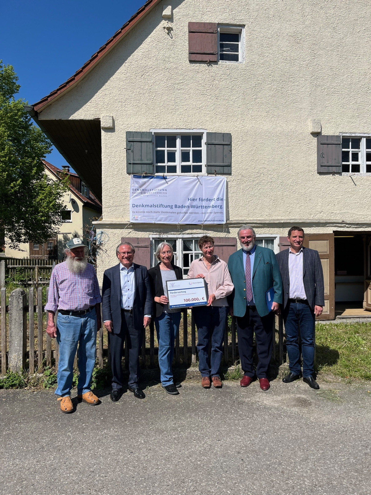 Mehrere Personen stehen vor dem Bauernhaus St. Medardus
