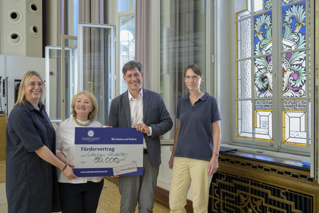 Lotto BW-Regionaldirektorin Petra Görlach und Helen Heberer, Ortskuratorin der DSD, überreichen den symbolischen Fördervertrag in Höhe von 80.000 Euro an den Ersten Bürgermeister Jürgen Odszuck und die leitende Architektin Sonja Behrens.