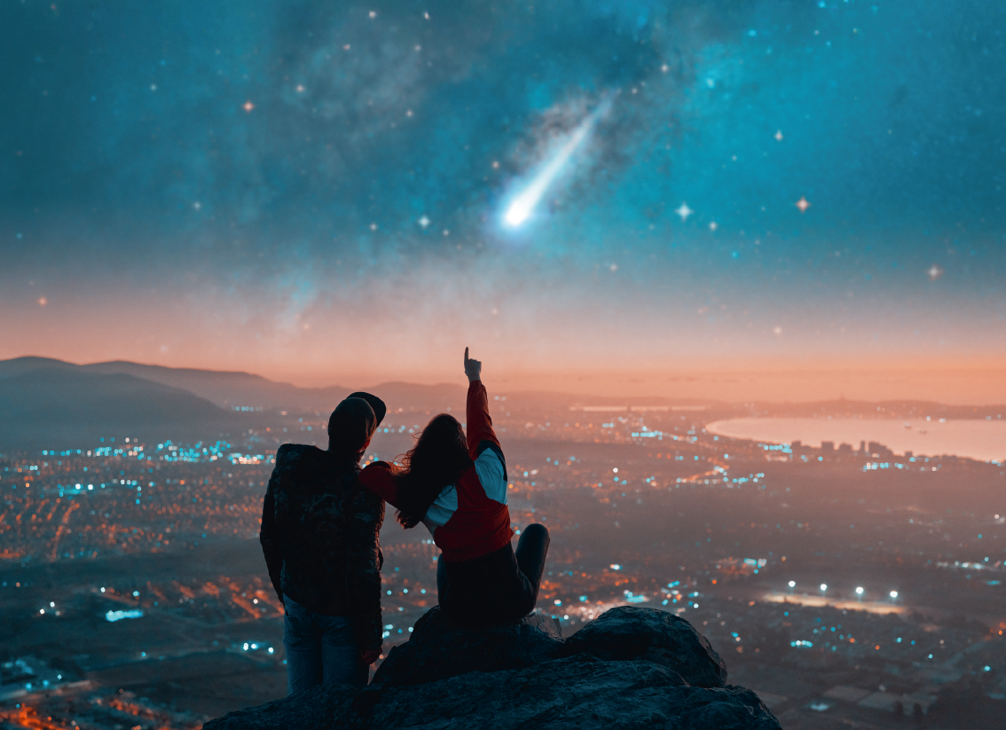 Paar blickt auf Stadt und Sternschnuppe.