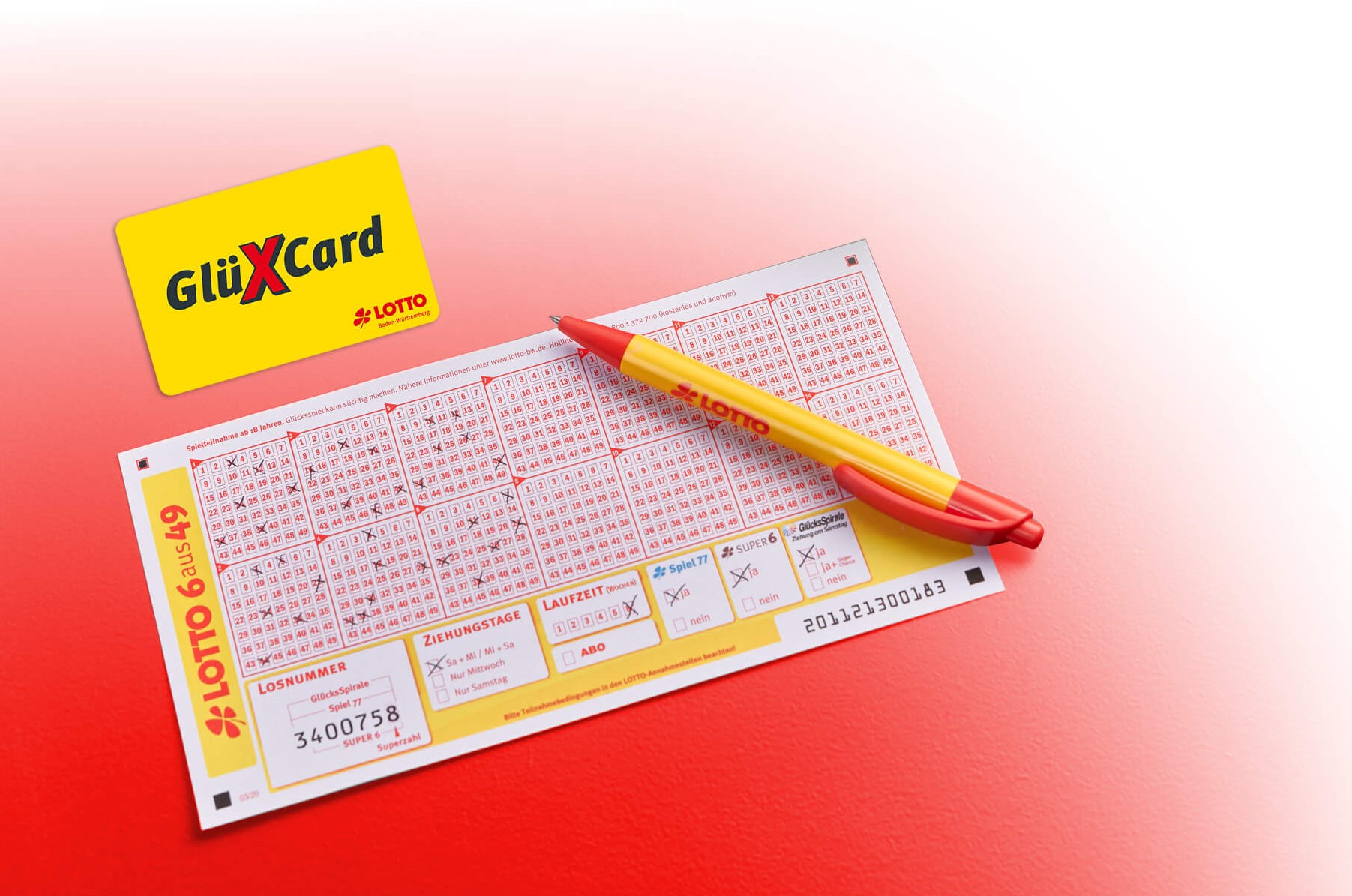 Kundenkarte Gl&uuml;xcard mit Lottoschein und Stift.
