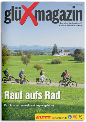 Titelbild glüxmagazin - vier Radfahrer fahren durch grüne Wiesen