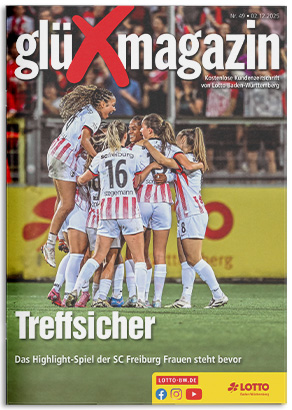 Cover Glüxmagazin Nr. 49 mit Fußball-Spielerinnen der SC Freiburg Frauen, die sich auf dem Spielfeld jubelnd umarmen