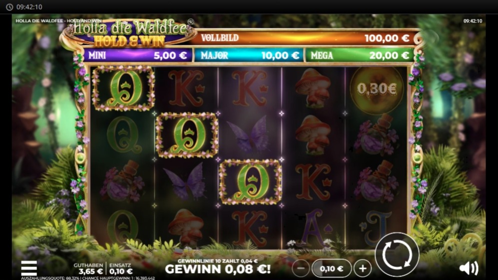 Slot Holla die Waldfee Hold & Win mit hervorgehobenen Q-Symbolen und Bonuskugel im Waldhintergrund.