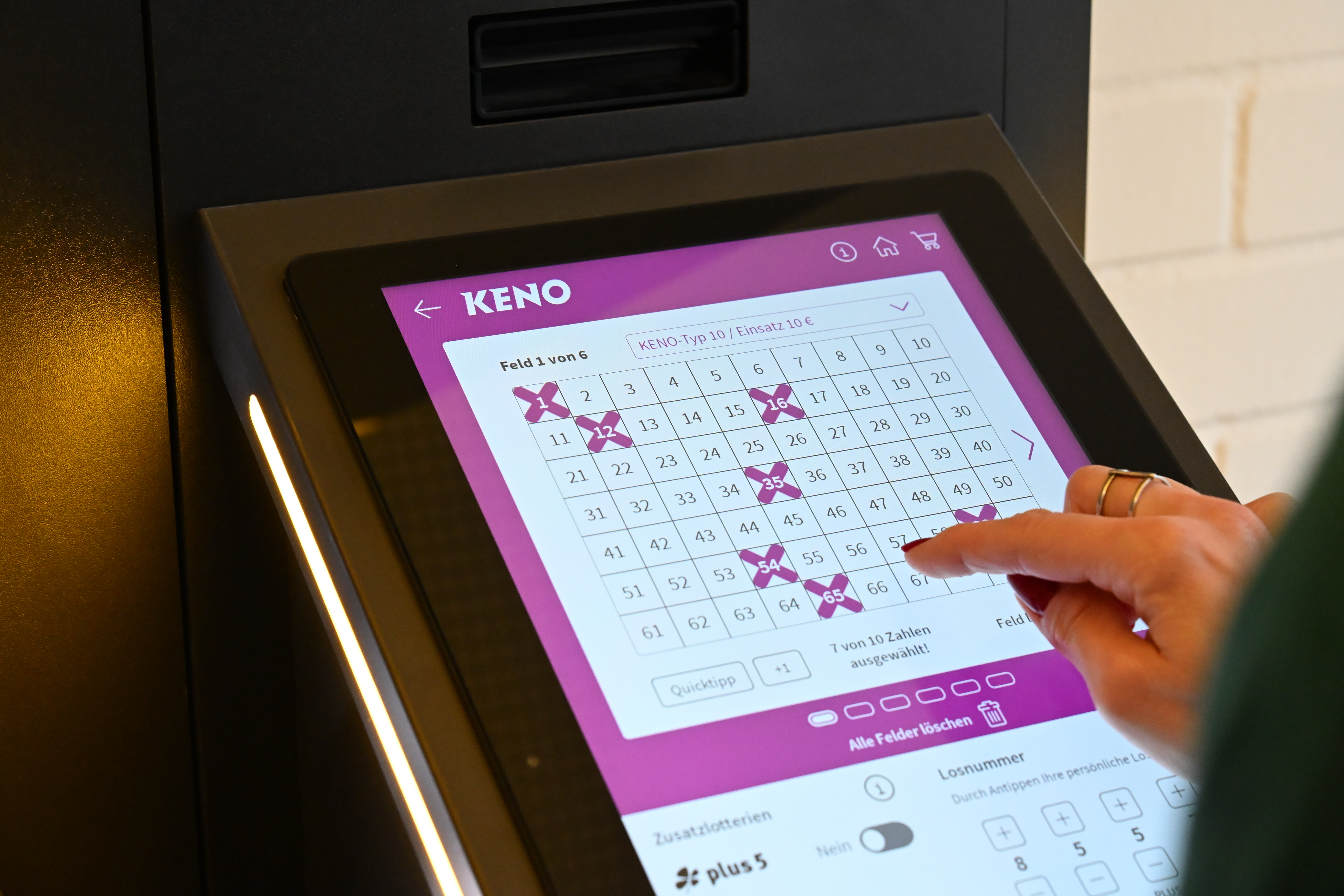 Person tippt Kenozahlen am Bildschirm