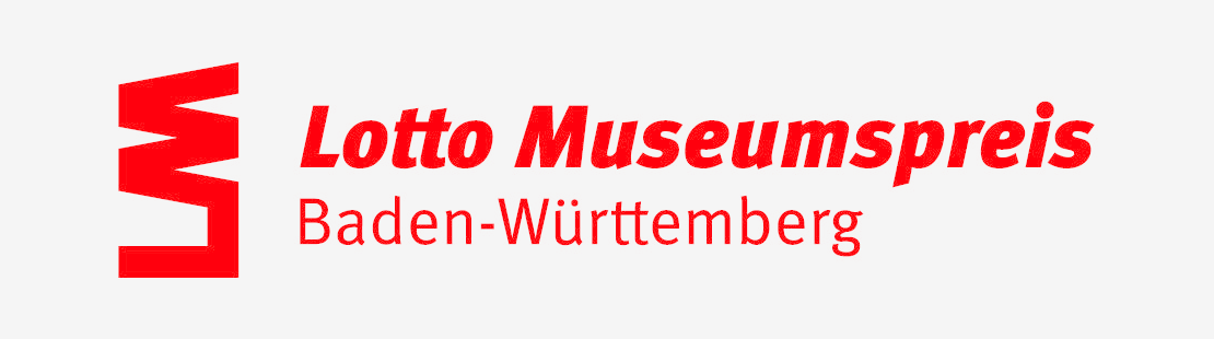 Logo Lotto-Museumspreis Baden-Württemberg in roter Schrift auf grauem Hintergrund 