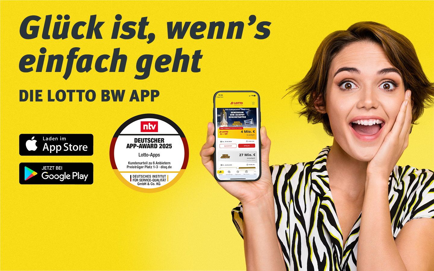 Frau zeigt LOTTO BW App mit Slogan und App-Logos.