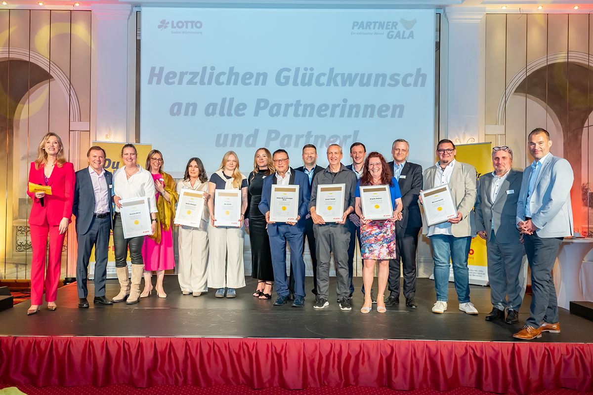 Gruppenfoto bei Lotto BW-Partnergala mit ausgezeichneten Partnern