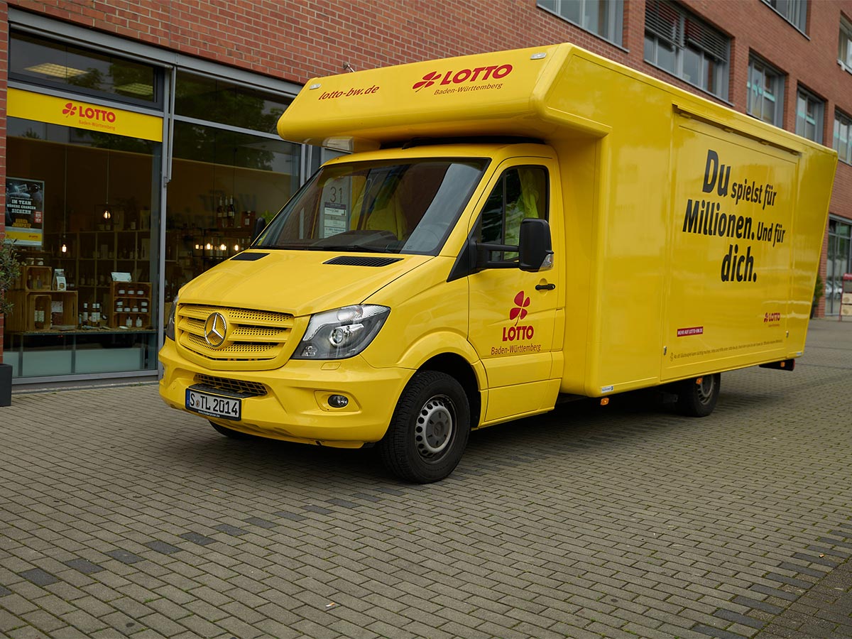 Das geschlossene Lotto-Mobil steht vor einer Lotto-Annahmestelle