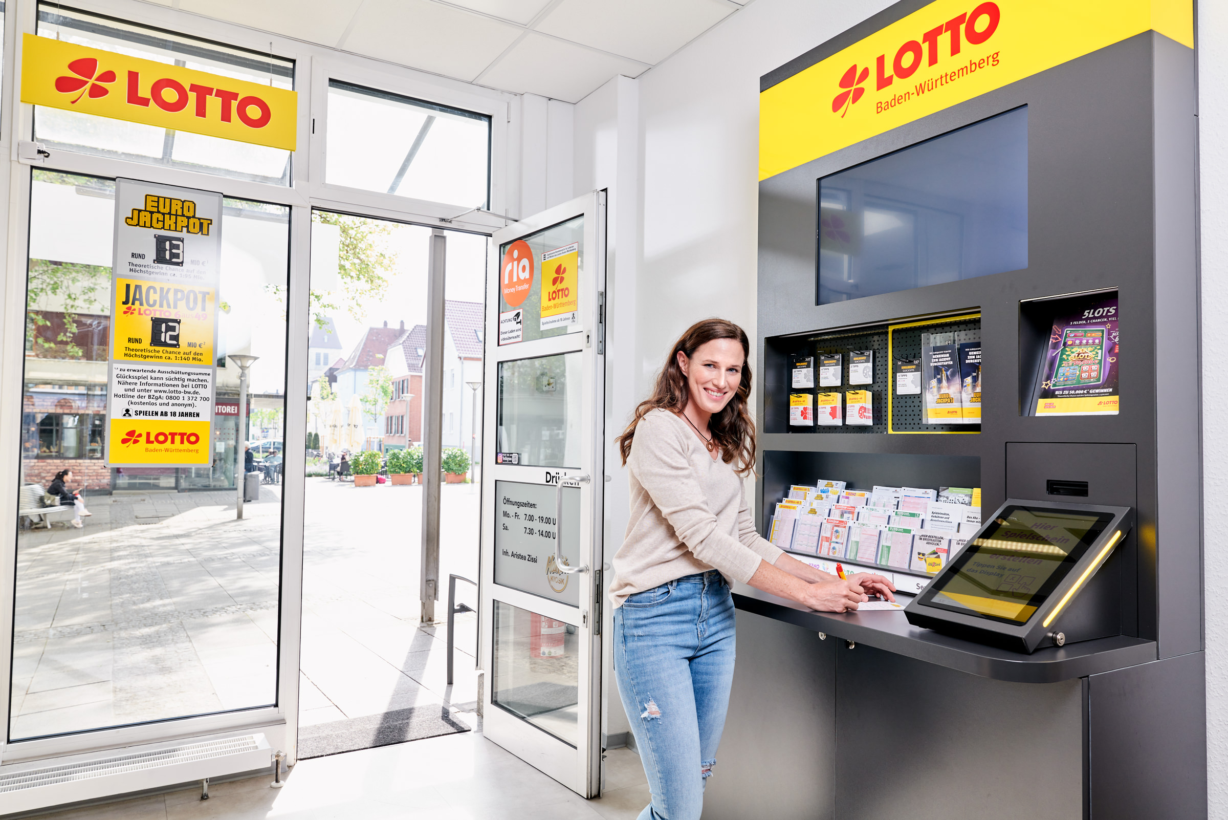 gl&uuml;ckliche Frau in Lotto-Annahmestelle