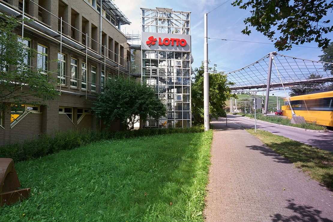 Vor dem Gebäude der Zentrale Lotto Baden-Württemberg