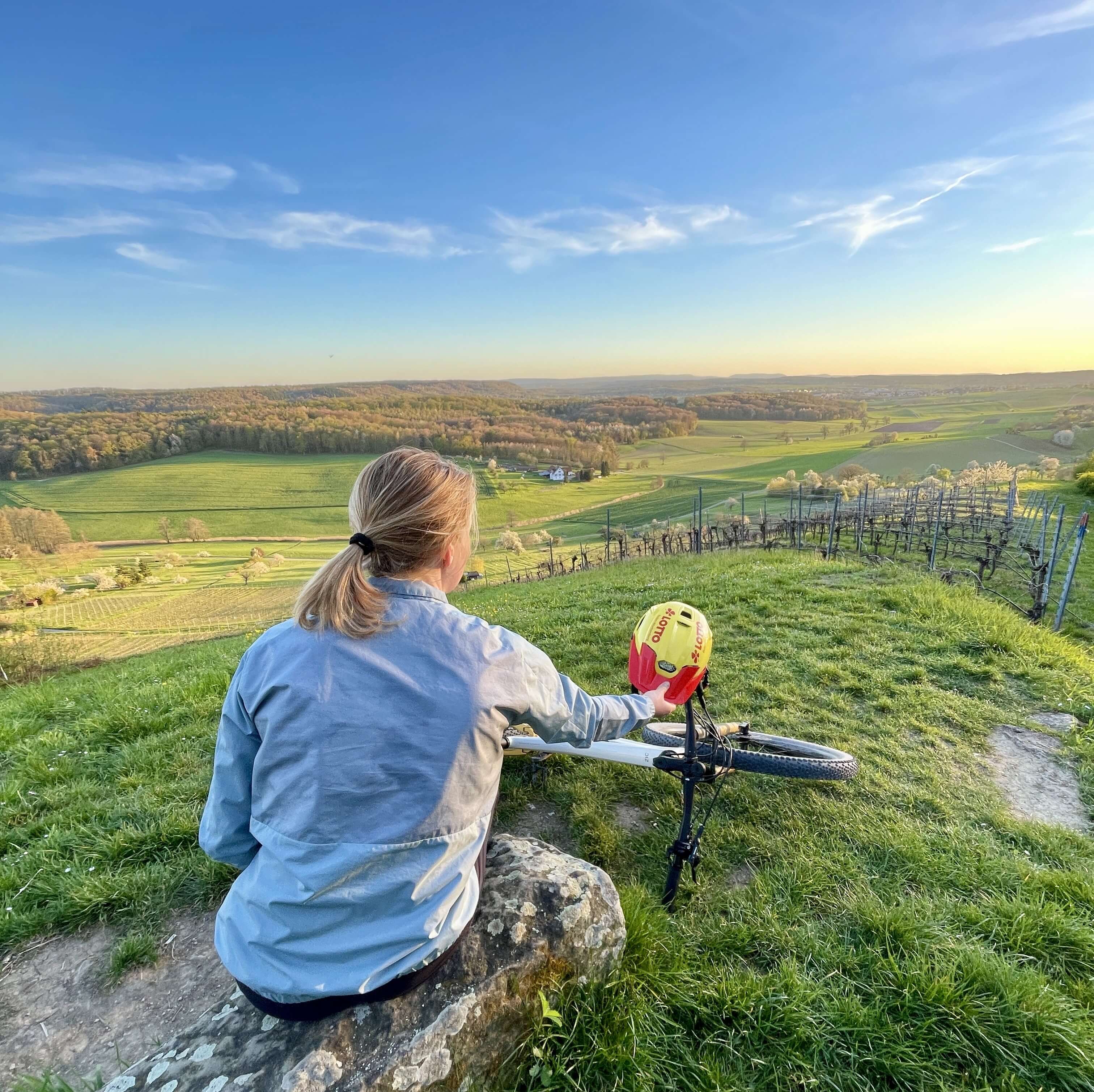 Nina Reichenbach mit Rad in den Weinbergen