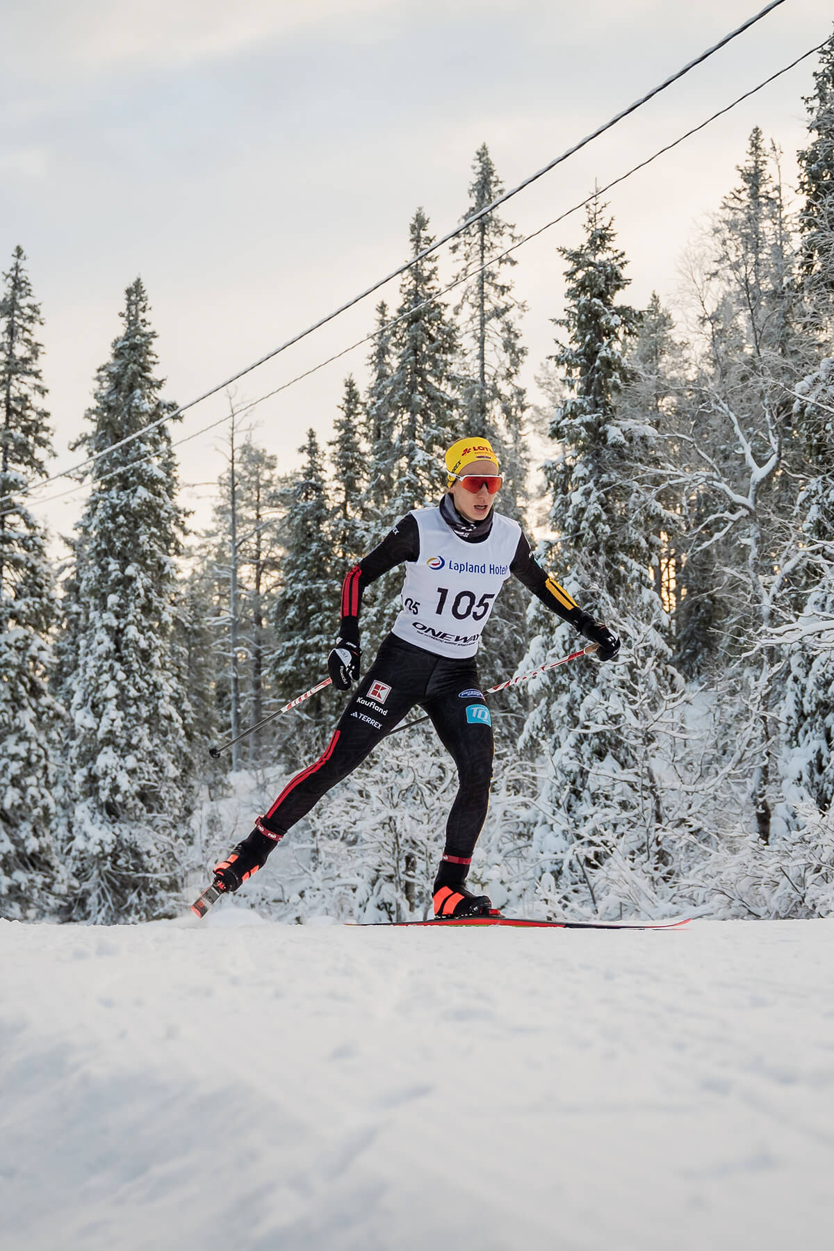 Skilangl&auml;uferin Pia Fink im Schnee mit Lotto BW-M&uuml;tze.