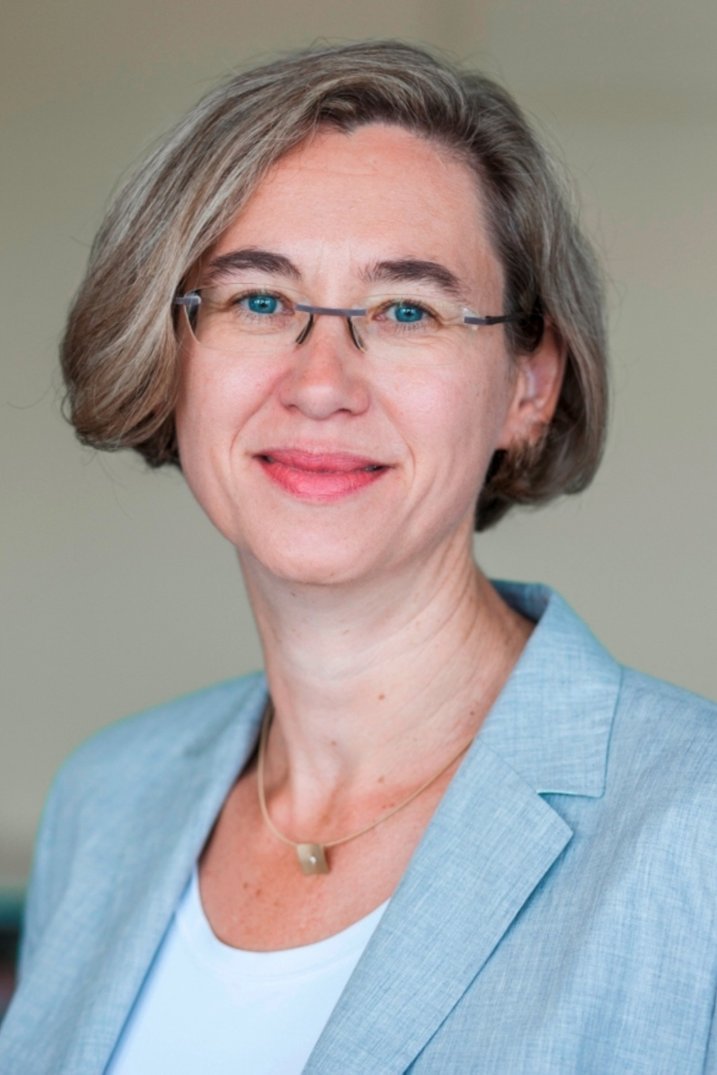 Prof. Dr. Anja Dauschek, Direktorin des Altonaer Museums in Hamburg lächelt in die Kamera.