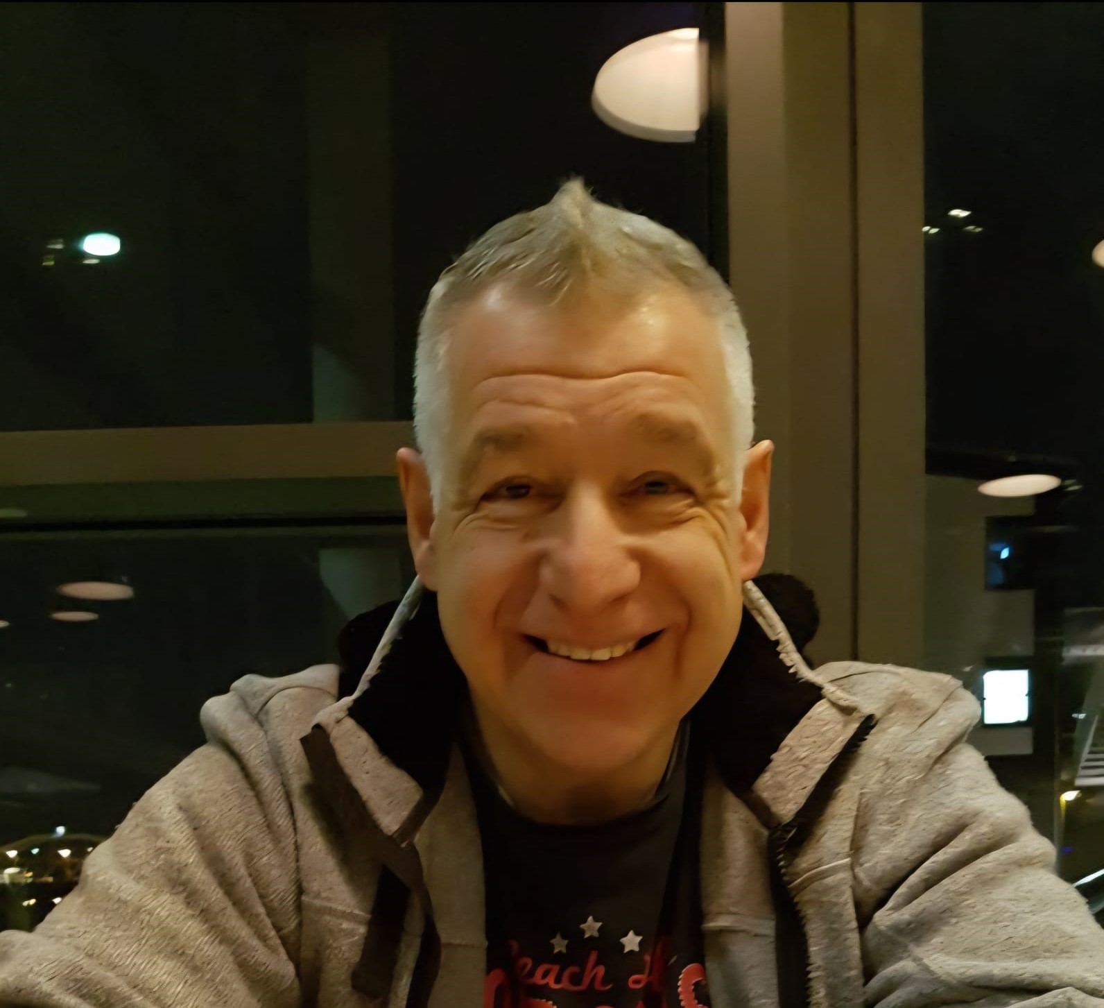 Mann l&auml;chelt in die Kamera.