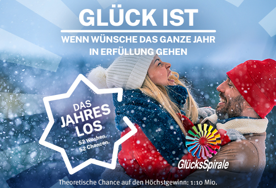 Gl&uuml;cksSpirale-Werbung: Paar im Schnee mit Text &sbquo;Das Jahreslos &ndash; 52 Wochen, 52 Chancen&lsquo;.