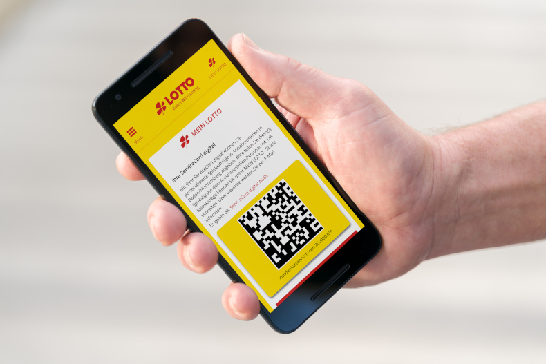 Smartphone zeigt QR Code der ServiceCard digital.