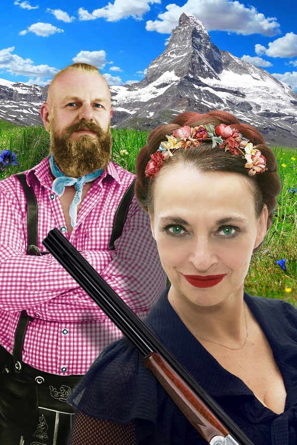 Frau mit Gewehr und Mann in Lederhosen stehen vor einem virtuellen Hintergrund mit Bergen