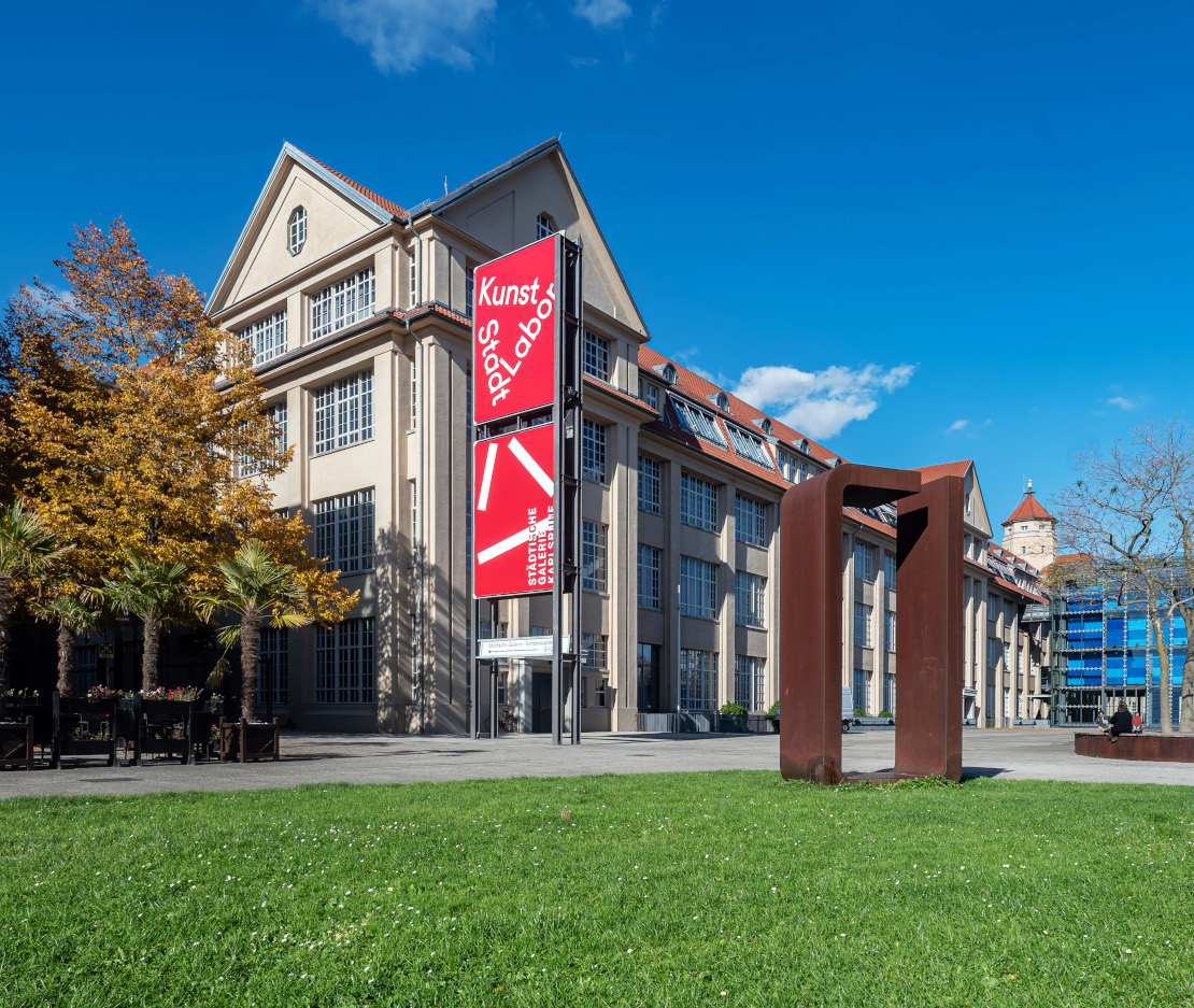 Außenansicht der Städtischen Galerie Karlsruhe bei blauem Himmel