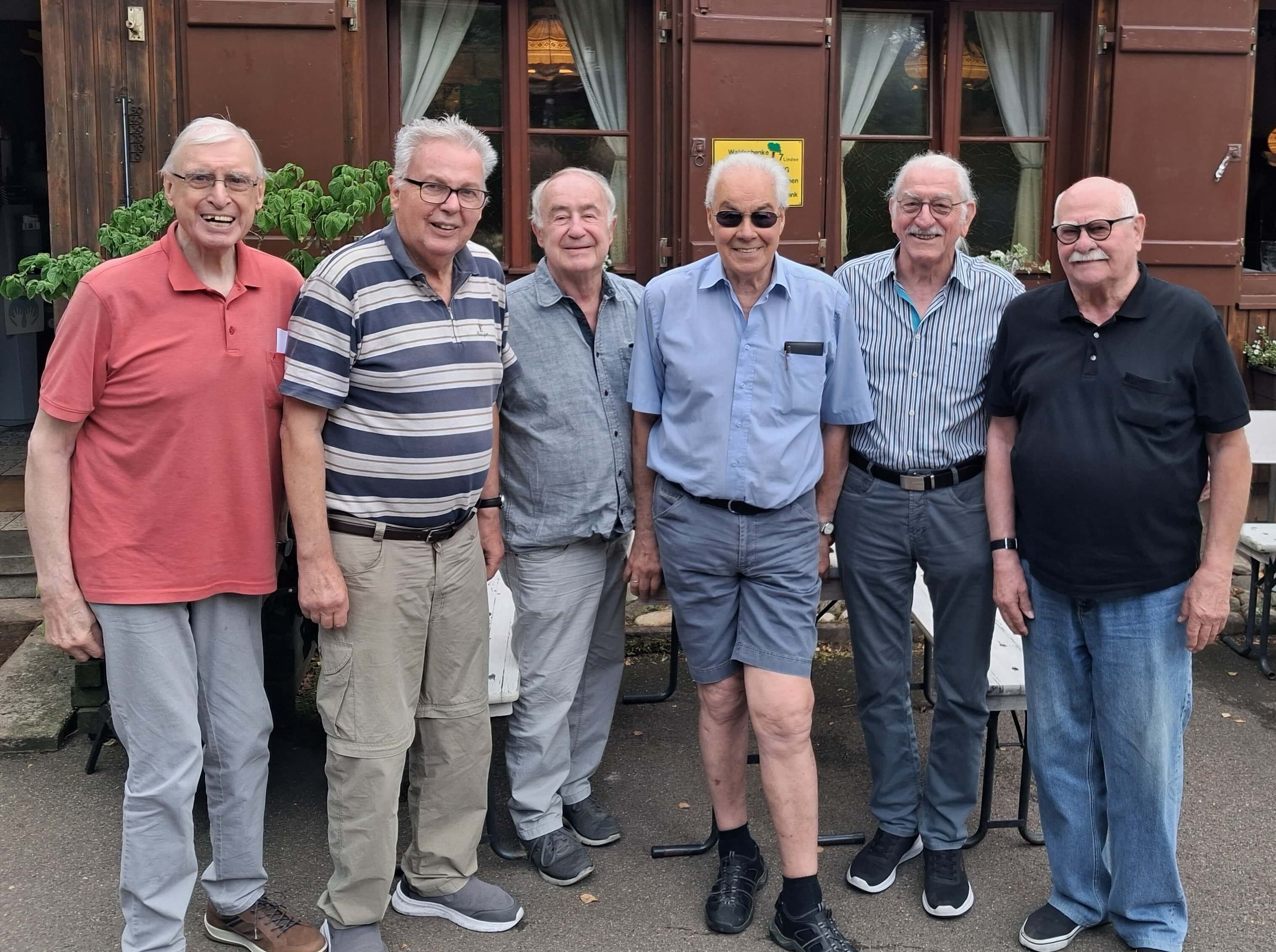 Tippgemeinschaft 7Linden vor einem Wirtshaus.