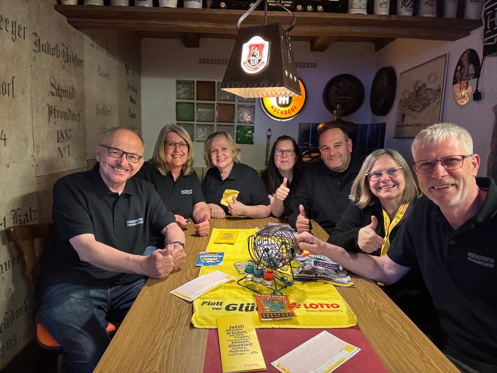 Gruppe beim Lottoabend am Tisch.