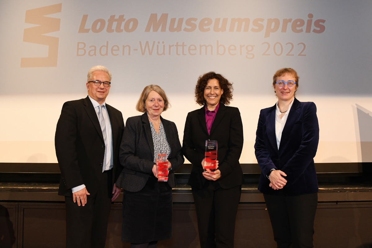 Museumsverbands-Präsident Jan Merk, Elisabeth Kaiser, Vereinsvorsitzende Winterhalter in Menzenschwand e.V., Dr. Nicole Fritz, Direktorin der Kunsthalle Tübingen, und Dorothee Lang-Mandel, Leiterin Unternehmenskommunikation bei Lotto Baden-Württemberg, bei der Verleihung des Lotto-Museumspreises 2022.