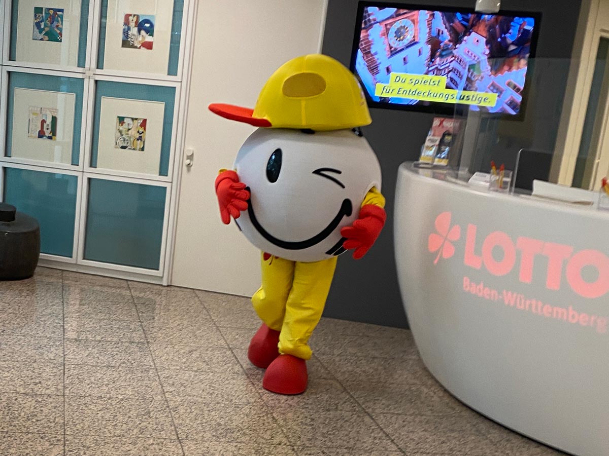 Das Maskottchen Winny in der Lotto-Zentrale