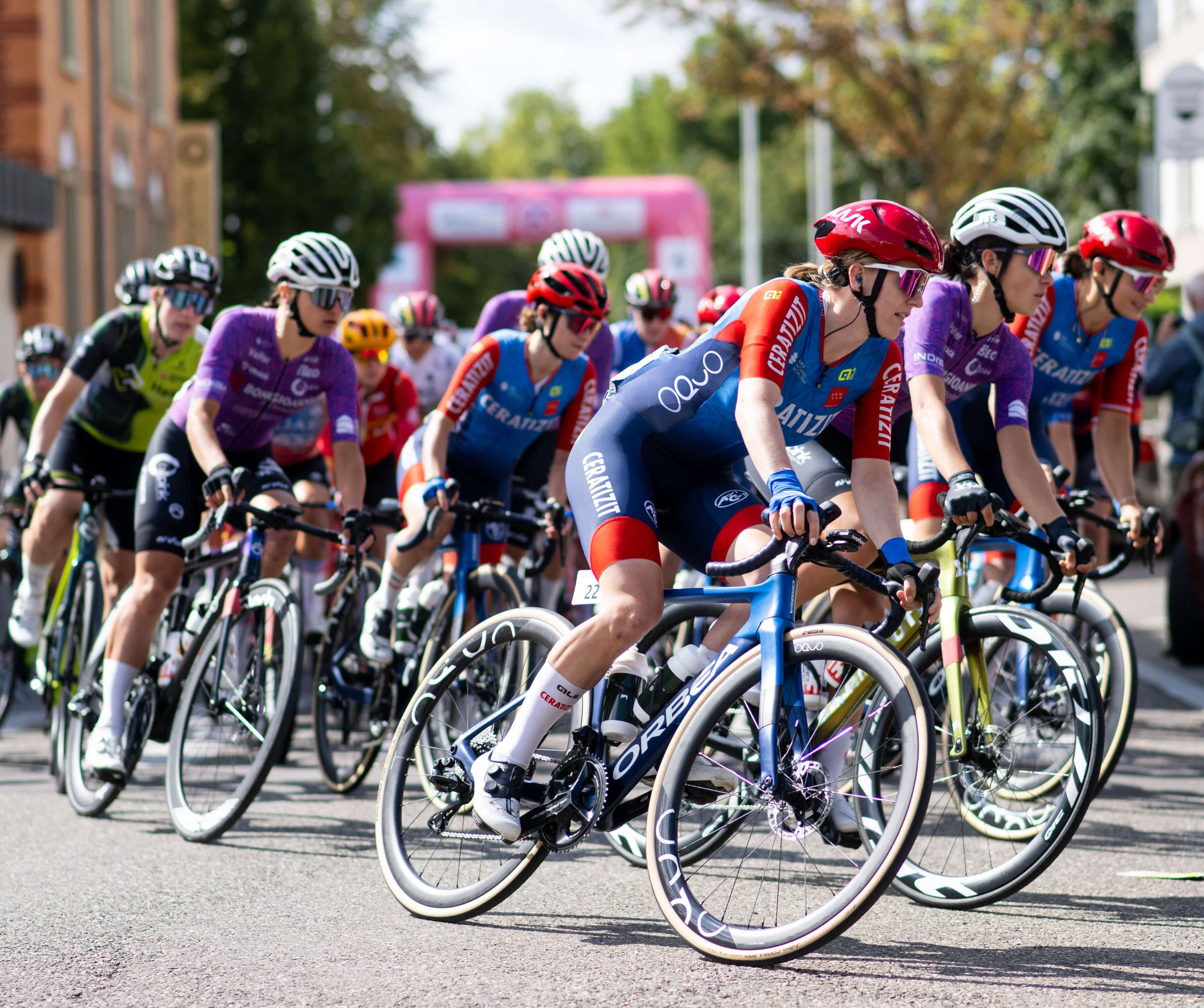 Frauen-Radrennen mit mehreren Fahrerinnen im Wettkampf.